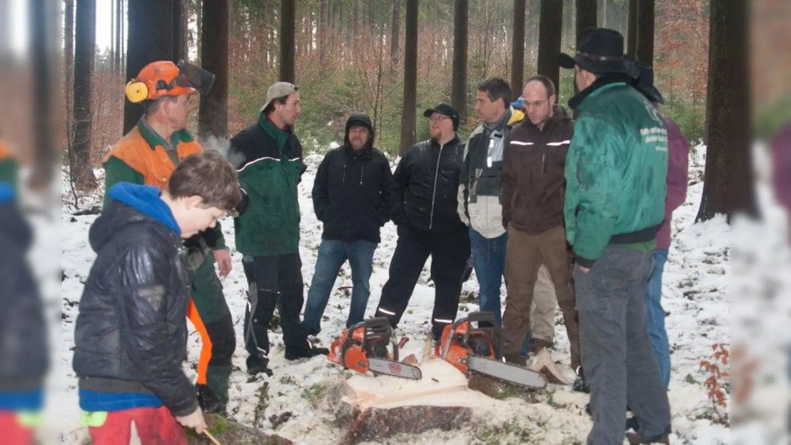 „Ein Traum von einem Baum“: Vertreter der Pasinger ARGE und Forstarbeiter nach dem Baumschlagen im Forstenrieder Park im vergangenen Dezember. (Foto: privat)