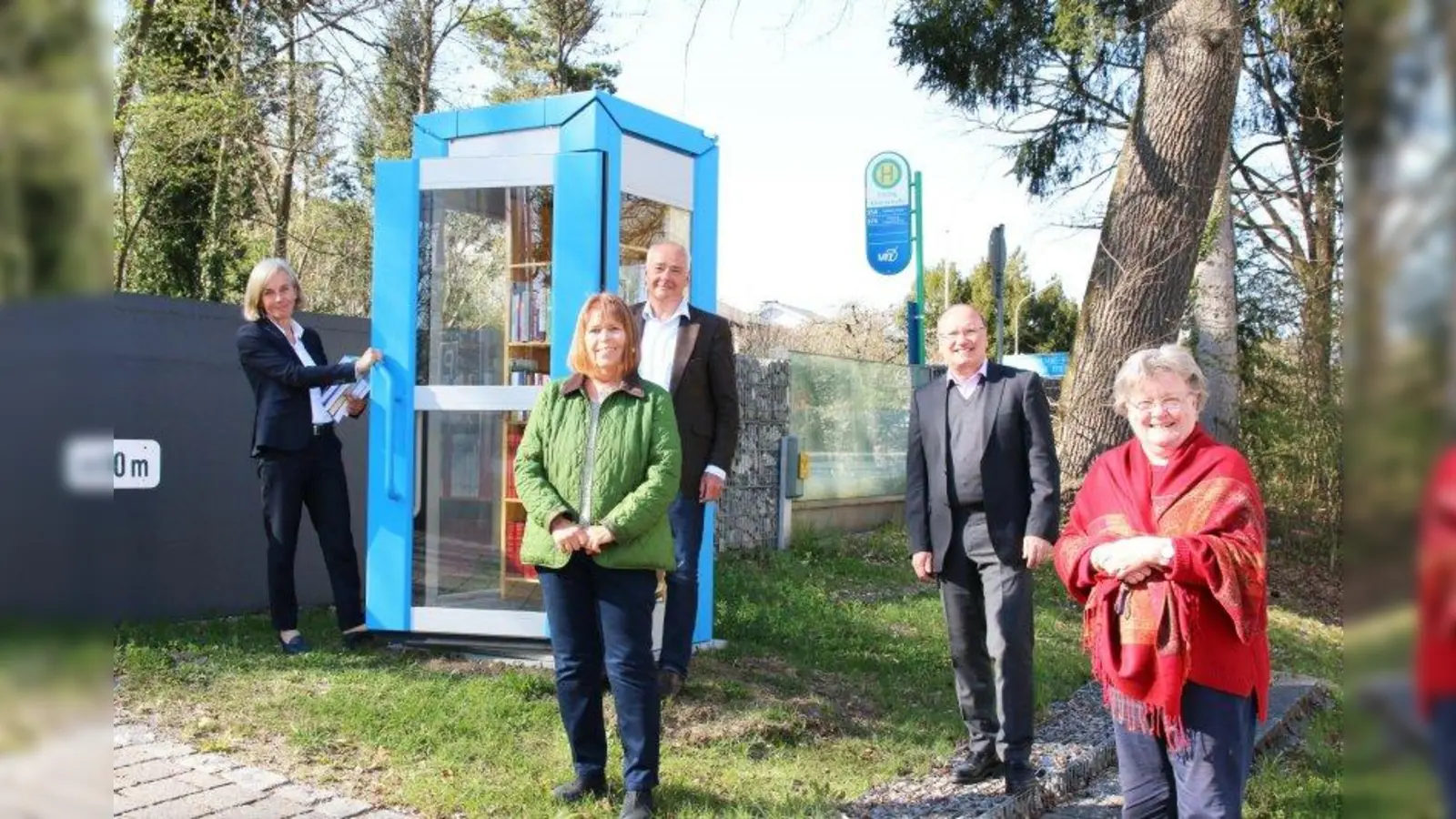 Direktorin Ursula Münch (von links) und der Vorstand des Förderkreises Renate Heinz, Ernst Lindl, Herbert Klein und Elisabeth Dörrenberg vor der neuen Bücherzelle der Akademie für Politische Bildung. (Foto: APB Tutzing)