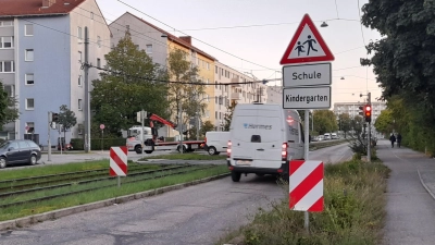 Achtung, hier passieren zahlreiche Kindergarten- und Schulkinder – so zeigt es die Beschilderung in der Siglstraße an. Zusätzlich könnte Tempo 30 für einen sicheren Schulweg sorgen. (Foto: kö)