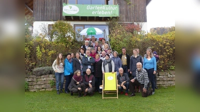 Die Teilnehmer des Workshops mit den neuen Werbemitteln: Banner, Liegestühle und Schirme. (Foto: Netzwerk Gartenwinkel-Pfaffenwinkel)
