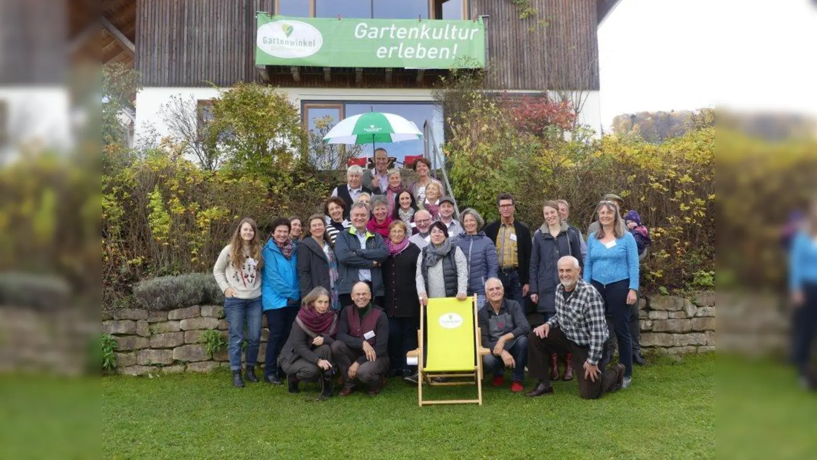 Die Teilnehmer des Workshops mit den neuen Werbemitteln: Banner, Liegestühle und Schirme. (Foto: Netzwerk Gartenwinkel-Pfaffenwinkel)