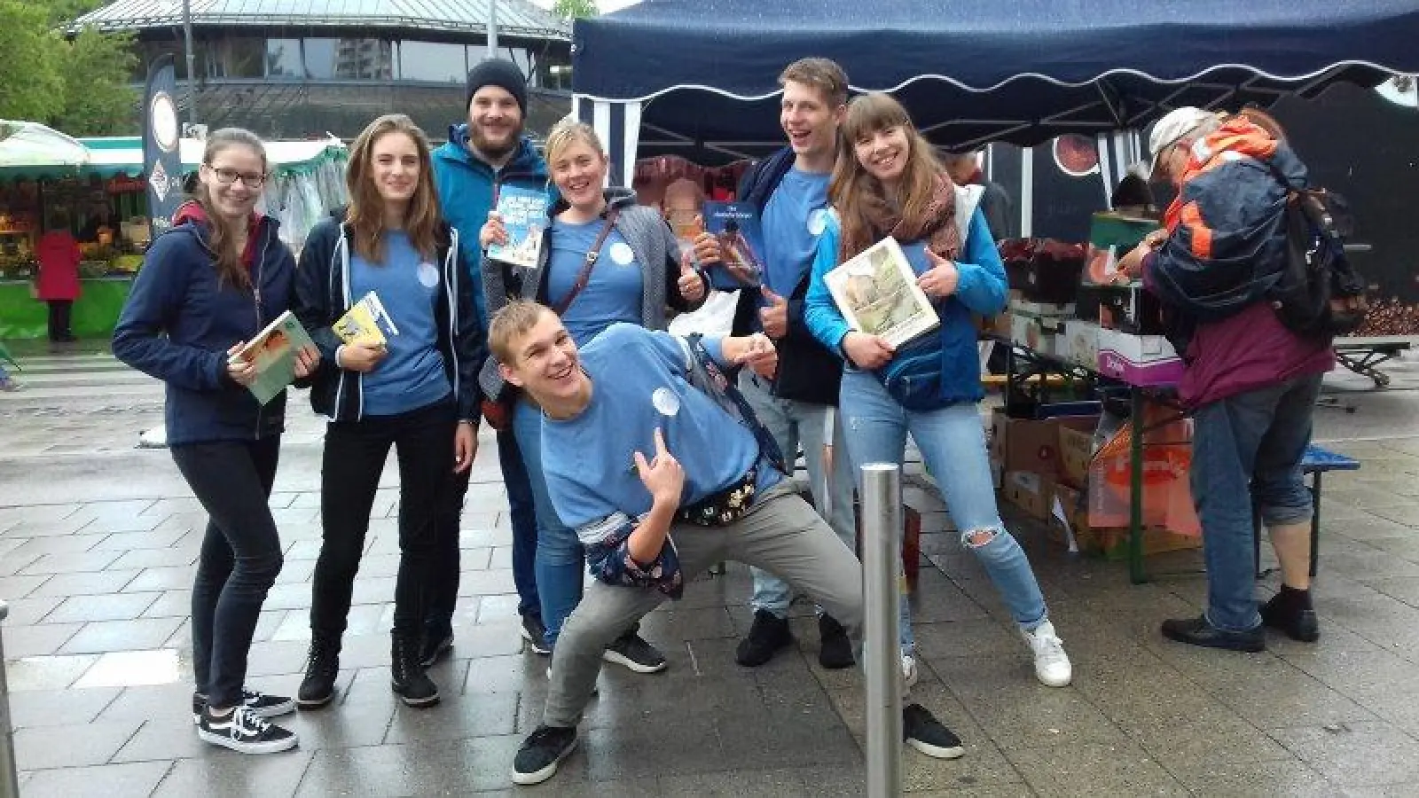 Eine Aufnahme vom Bücherflohmarkt im vergangenen Jahr. Katharina Storch (4. von links), Diakonin der Reformations-Gedächtnis-Kirche und der Simeonskirche, sowie die Ehrenamtlichen Alisa Kumpf, Maja Goth, Fabian Springer, Florian Kunze, Gabriel Dammann und Lena Neugebauer hoffen, dass es auch in diesem Jahr klappt. (Foto: Storch)