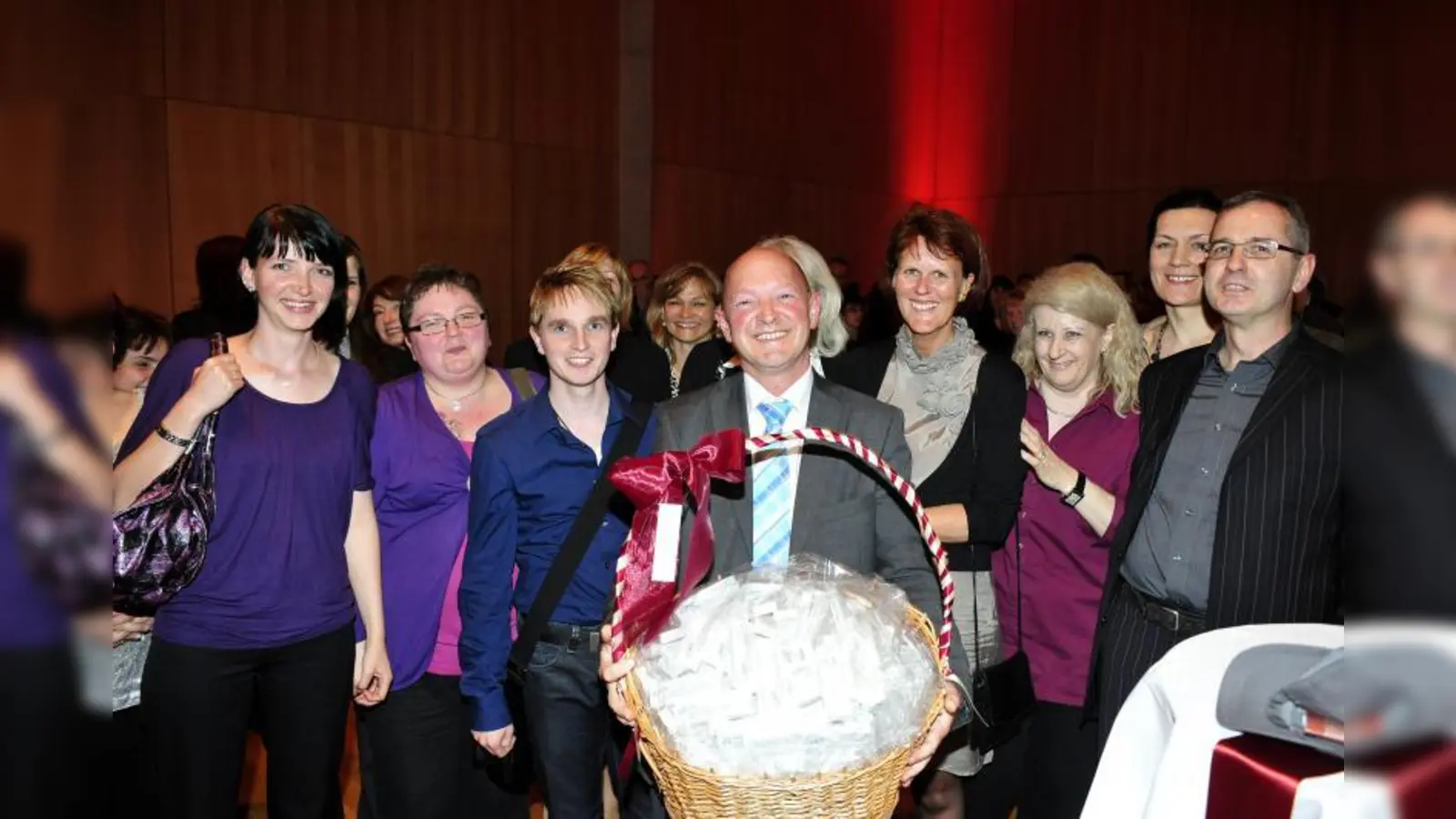 Wolfgang Hilleprandt, Leiter des Hans-Sieber-Hauses, mit einem der Körbe voller Schokoladeherzen, die an die Mitarbeiter der Münchenstift übergeben wurden. (Foto: pi)