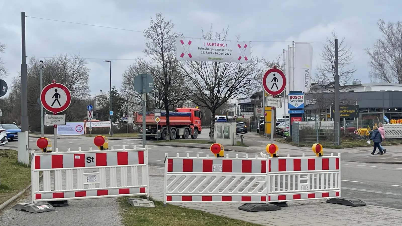Mit großen Transparenten weißt die Gemeinde Neubiberg auf die bevorstehende Sperrung hin. (Foto: red)