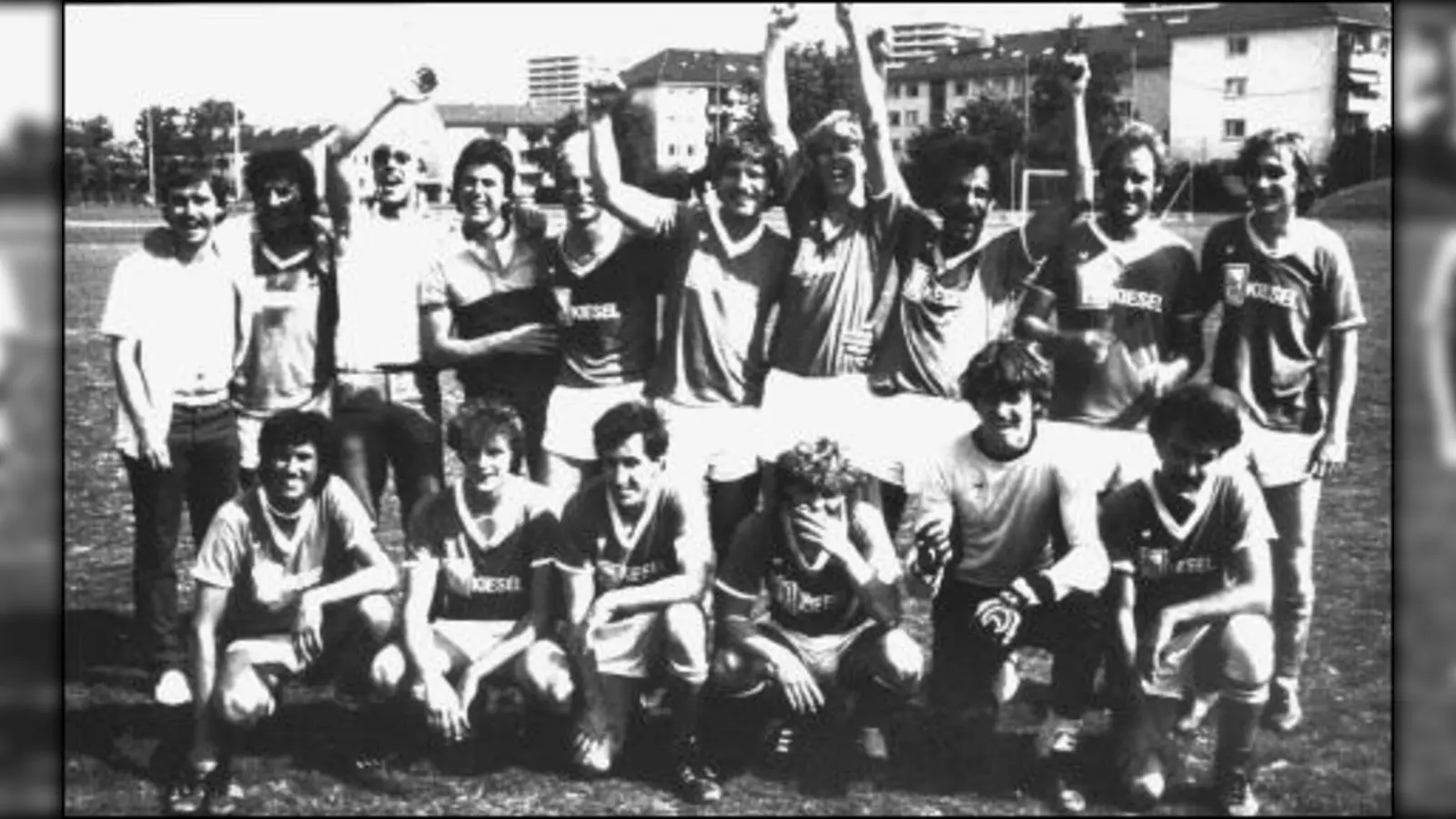 Sie holten 1983 den Aufstieg in die Bezirksliga: (von links, stehend) Glas, Oberth, Kerz, Glas, Reichel, Sommer, Thaler, Schopka, Schmid und Elsberger; (vorne) Jaura, Weinelt, Jung, Bickert, Zech sowie Berg. (Foto: pi)