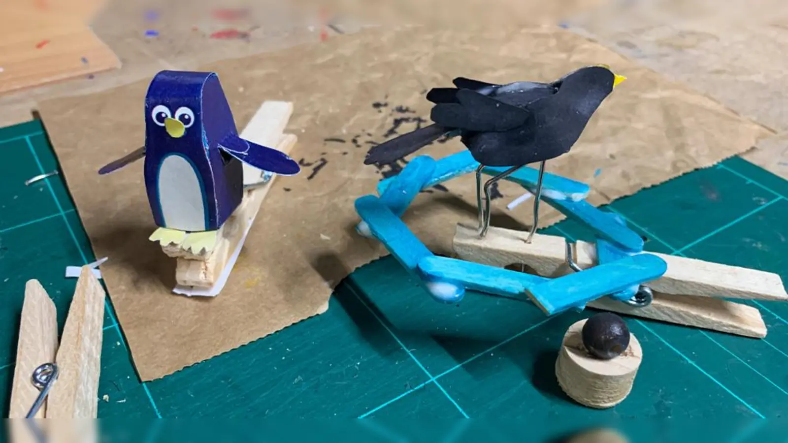 In dem Kreativ-Kurs „Automata/ Peg-Automata” werden bewegliche Objekte aus Papier und Holz geschaffen und so z. B. Pinguine und Vögel zum Flattern gebracht. (Foto: Andre Albr)