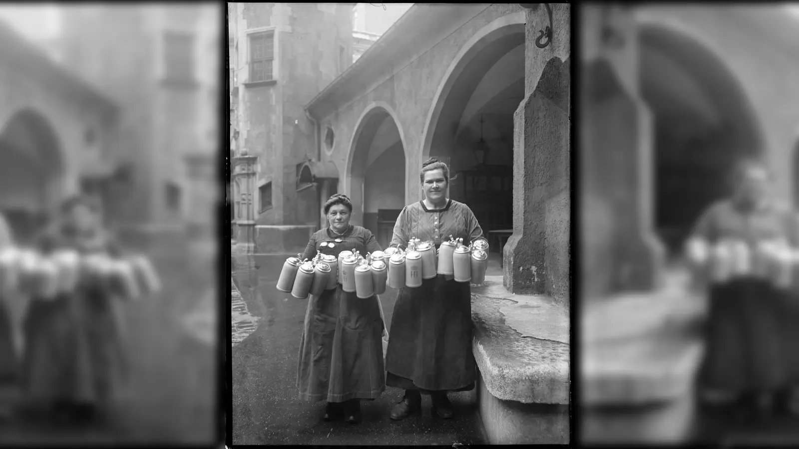 Die Kellnerinnen Hedwig Forster und die „dicke Sophie” mit zahlreichen Steinkrügen in den Händen im Hof des Hofbräuhauses (Aufnahme vom Oktober 1921). Als unser Bild entstand, war das erste Oktoberfest nach dem Weltkrieg (von dem man damals noch nicht wusste, dass er erst der Erste war) gerade vorbei. Acht Jahre lang war das Fest zuvor ausgefallen. 1922 war die Inflation dann schon deutlich zu spüren: Für eine Wiesn-Maß musste man 50 Mark hinblättern. Der Geldentwertung geschuldet fiel das Oktoberfest 1923 und 1924 gleich wieder aus. (Foto: Stadtarchiv München DE-1992-FS-NL-PETT3-0116)