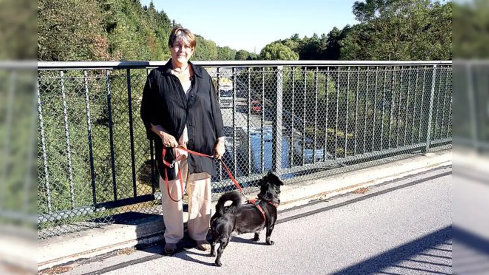 Taufkirchens Bürgermeisterin Angelika Steidle hofft wie ihre Amtskollegen, dass der neue, lärmmindernde Asphalt hält, was er verspricht. 	 (Foto: hw)