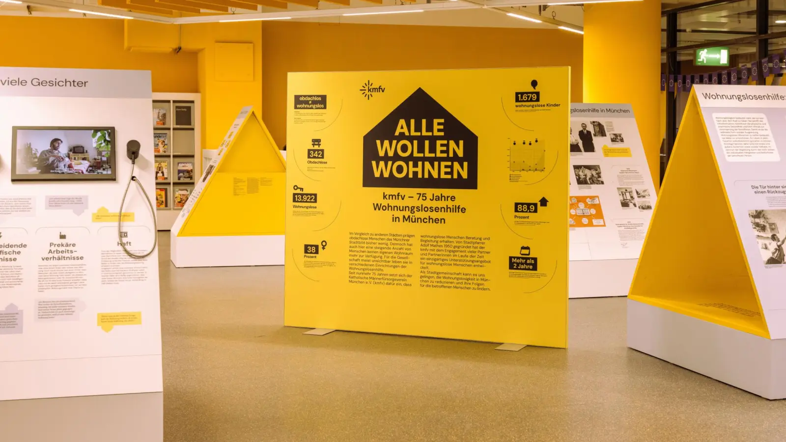 Die Ausstellung „Alle wollen Wohnen“ macht sichtbar, was sonst verborgen bleibt - und sie macht deutlich: Wohnungslosigkeit hat viele Gesichter. (Foto: Özgün Turgut/kmfv)