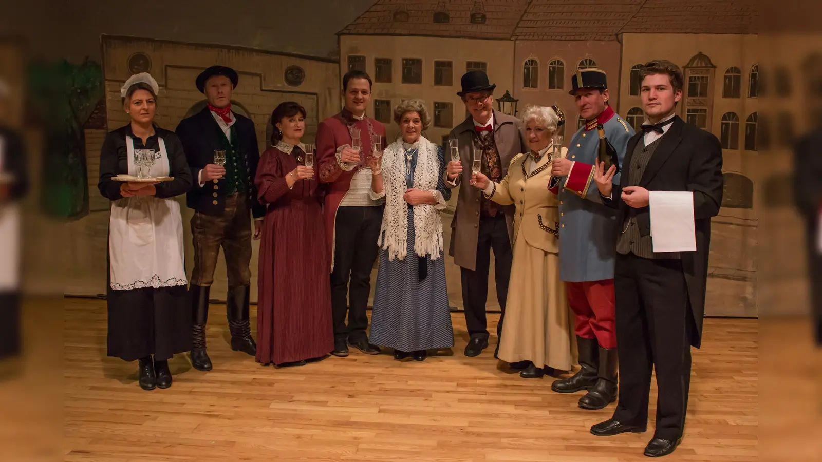 Tante Paula lässt an jedem runden Geburtstag ihre Erben in Reih und Glied antanzen. Mehr oder weniger lustlos wird dieser Pflichtbesuch von den<br>Eingeladenen angegangen. (Foto: VA)