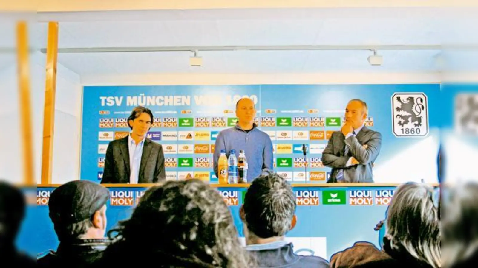 Zu den künftigen Stadionplänen des TSV 1860 nahmen Präsident Rainer Beeck (r.) und Christian Waggershauser (l.) als Leiter der »Projektgruppe Stadionzukunft« ausführlich Stellung  ganz links 60-Pressesprecher Robert Hettich.  (Foto: Harald Hettich)