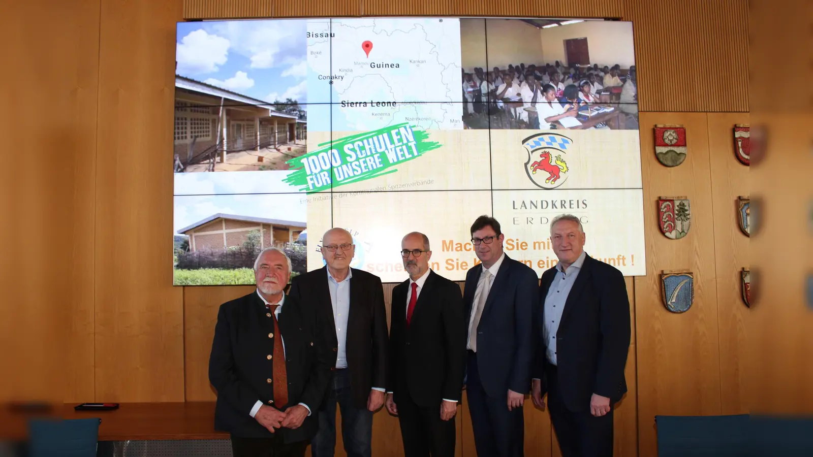 Dr. Max Lehmer, Jakob Schwimmer, Dirk Schwenzfeier, Landrat Martin Bayerstorfer und Hans Wiesmaier waren sich einig, dass man die Fluchtursachen vor Ort bekämpfen müsse.  (Foto: Landratsamt Erding)