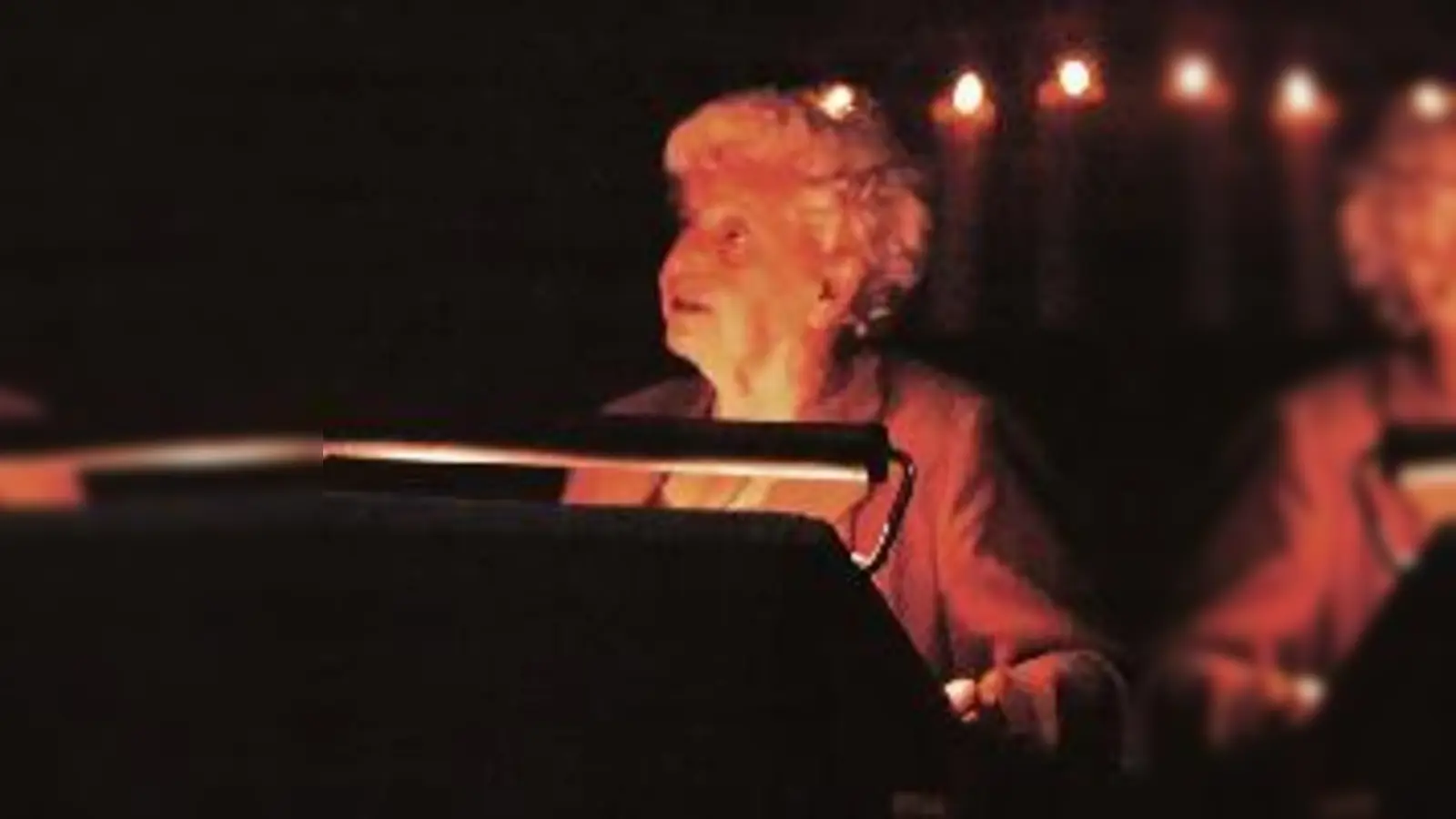 Momente der Mahnung: Wie die Besucher lauschte Rosalie Grund, Lehrerin des Willi-Graf-Gymnasiums, ergriffen und schwer beeindruckt dem Vortrag von Anneliese Knoop-Graf.  (Foto: ba)