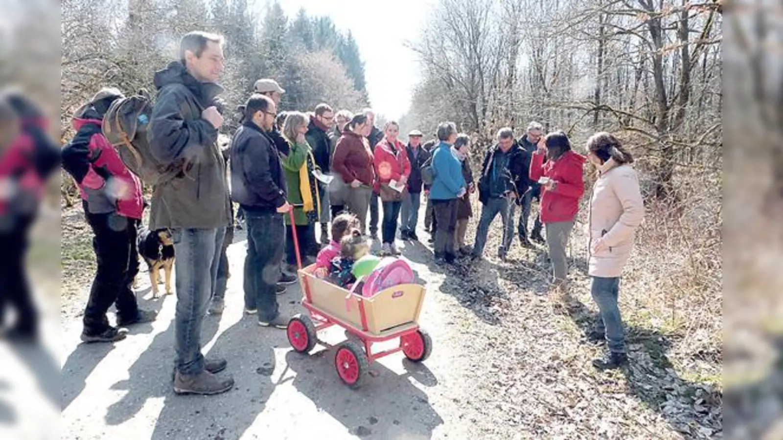 Bei der Wanderung erfuhren die Teilnehmer wissenswertes über die Welt der Wildkräuter.	 (Foto: Petra Dietl)