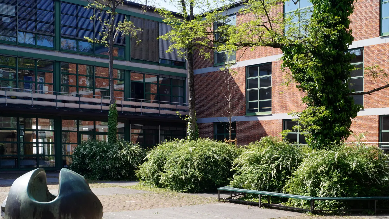 Zum 200. Jubiläum des Ludwigsgymnasiums haben Ulrike und Richard Berndt eine Ausstellung mit Texten und Bildern in der Stadtbibliothek Laim konzipiert. (Foto: Richard Berndt )