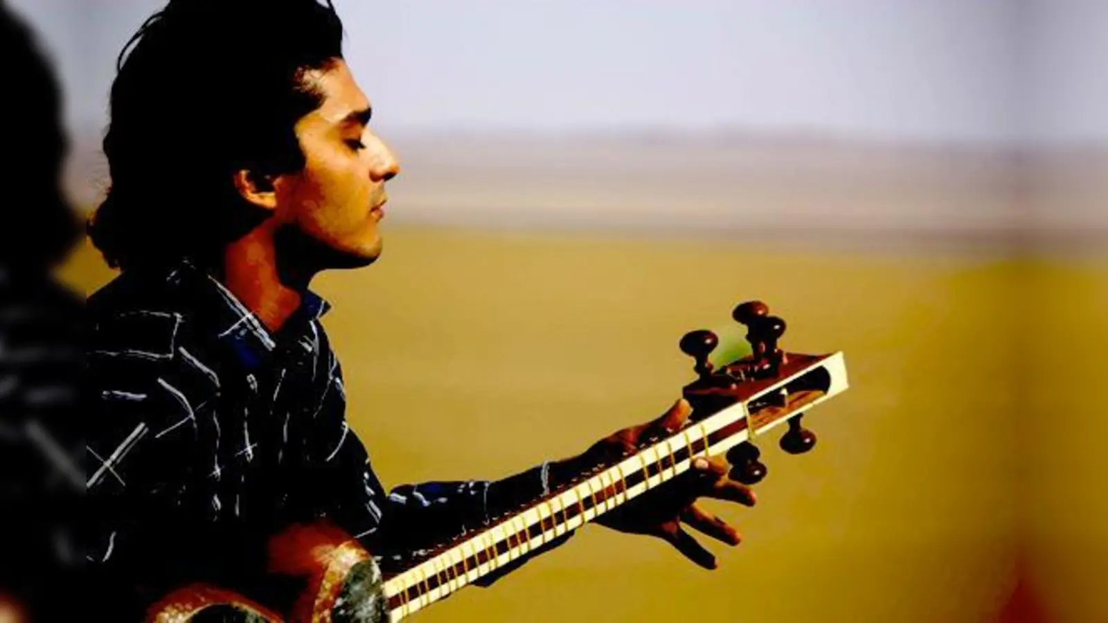 Hossein Pishkar spielt die persische Tar, eine Langhalslaute, die gezupft wird.	 (Foto: privat)