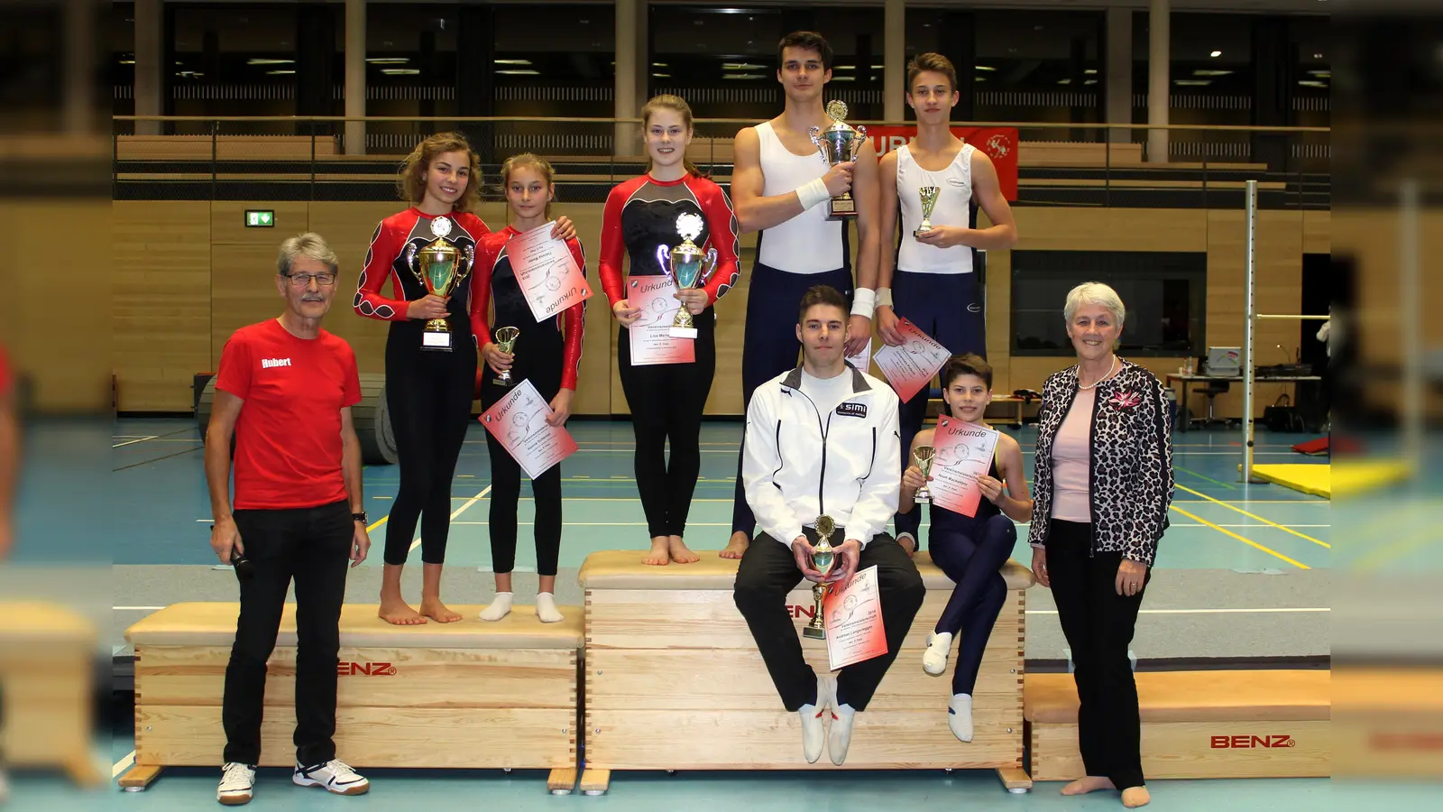 Gruppenbild mit den Vereinsmeistern (von links nach rechts): Hubert Krebs (Abteilungsleiter), Theresa Mader (Jugend A/B), Hanna Schemat (Schülerinnen C), Lisa Mertes (Aktive Kür), oben: Alexander Dombrowski (Aktive Pflicht), unten: Andreas Langenegger (Aktive Kür), oben: Johannes Potsch (Jugend A/B), unten: Noah Mackedanz (Schüler C) und Brigitte Weinzierl (Präsidentin des SV Lohhof e.V.) (Foto: Verein)