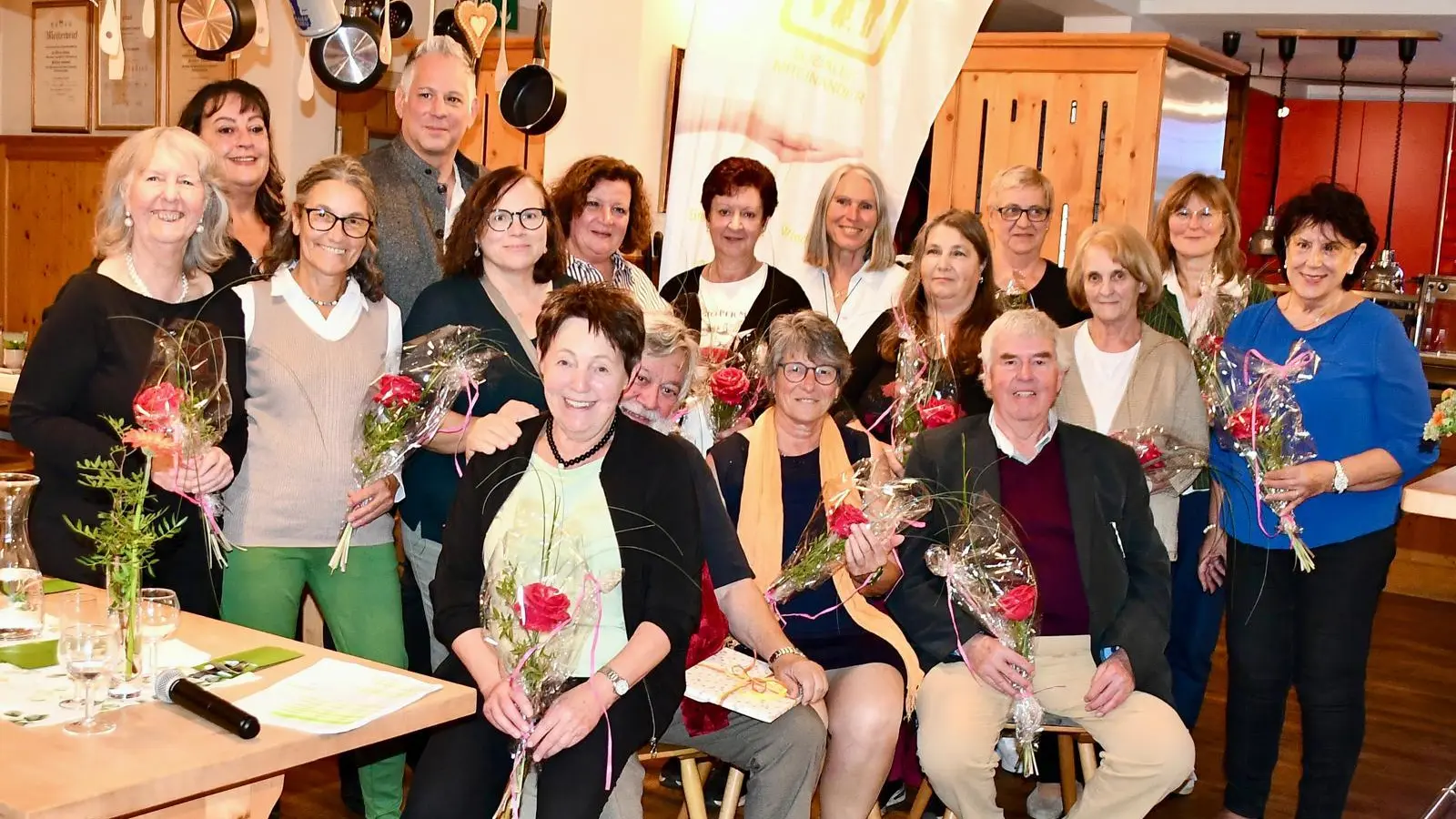 Die Nachbarschaftshilfe feierte beim Huberwirt und ehrte verdiente Mitglieder. (Foto: Nbh)