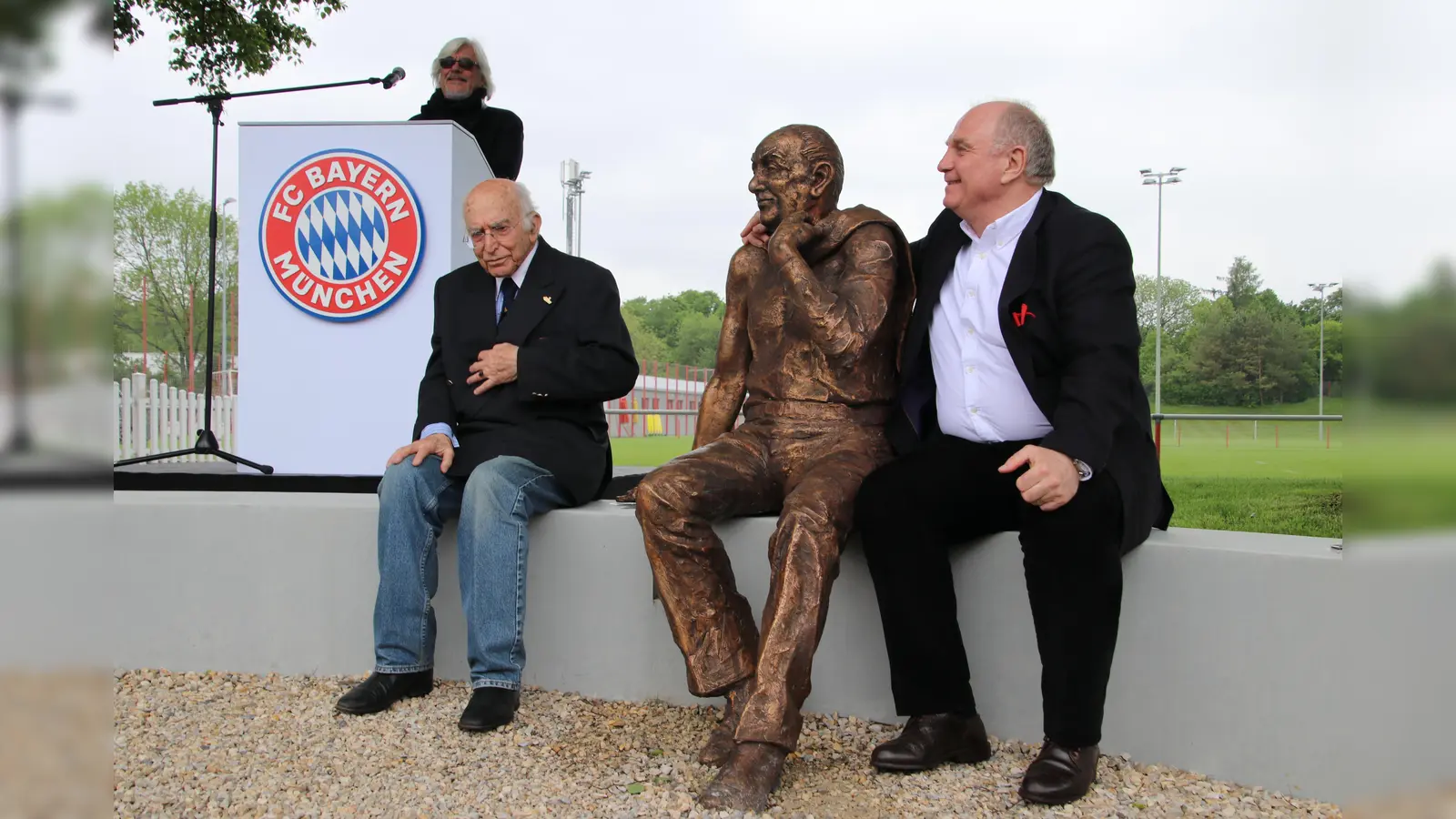 Uri Siegel, der Neffe von Kurt Landauer, und Uli Hoeneß weihten das Denkmal für den Ehrenpräsidenten des FC Bayern feierlich ein. (Foto: Kurt-Landauer-Stiftung)