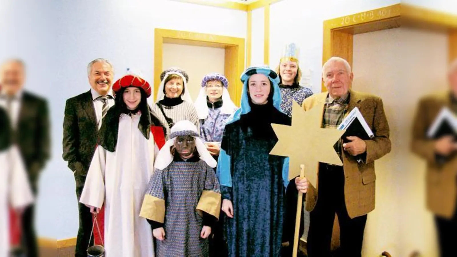 Bürgermeister Rolf Zeitler (links) und Ortsarchivar Wolfgang Christoph (rechts) freuten sich über den traditionellen Besuch der Sternsinger.	 (Foto: Privat)