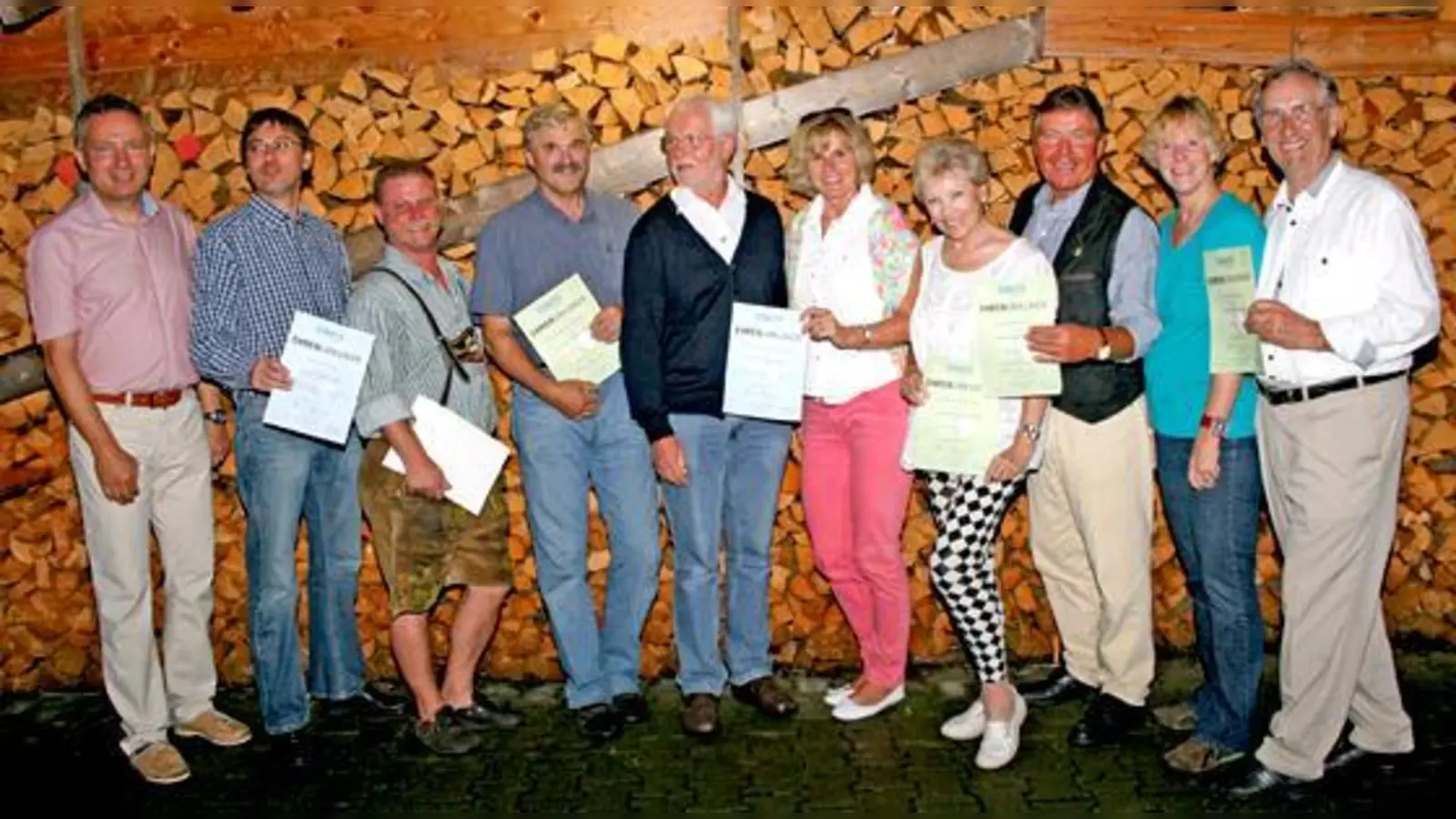 Schee wars (v.l.n.r.): Vorsitzender Roland Spingler, Michael Gaar, Ulrich Tornow, Reinhard Schreckinger, Gottfried Scharfenberg, Andrea Hanisch, Marie-Luise Meining, Hans Loidl, Bürgermeisterin Ursula Mayer, und Günter Meining.  (F: VA)