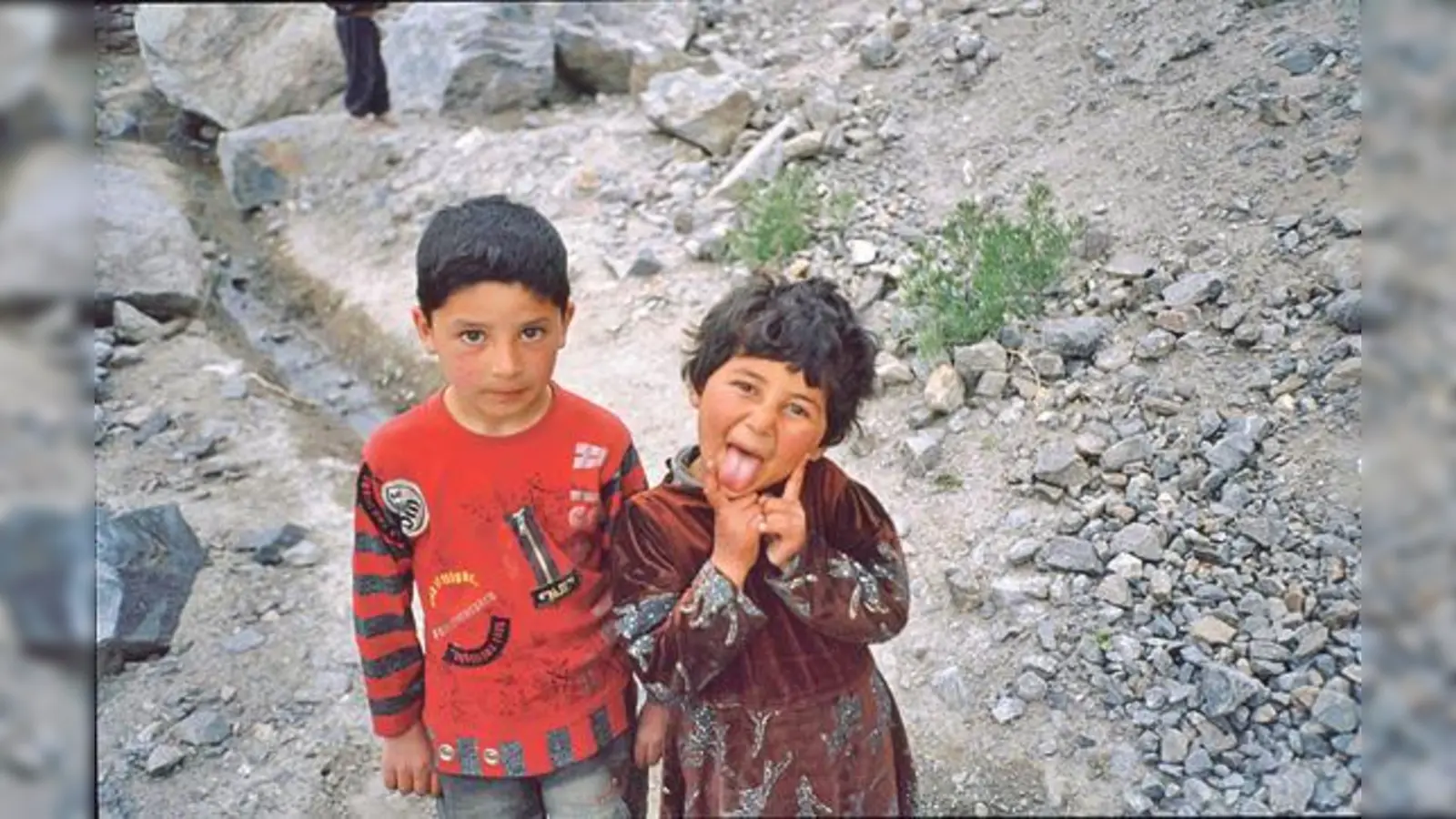 Manu und ihr Bruder Skardu haben die Flutkatastrophe überlebt. Geblieben ist ihnen aber fast  (Foto: ©Bernhard Schneider)