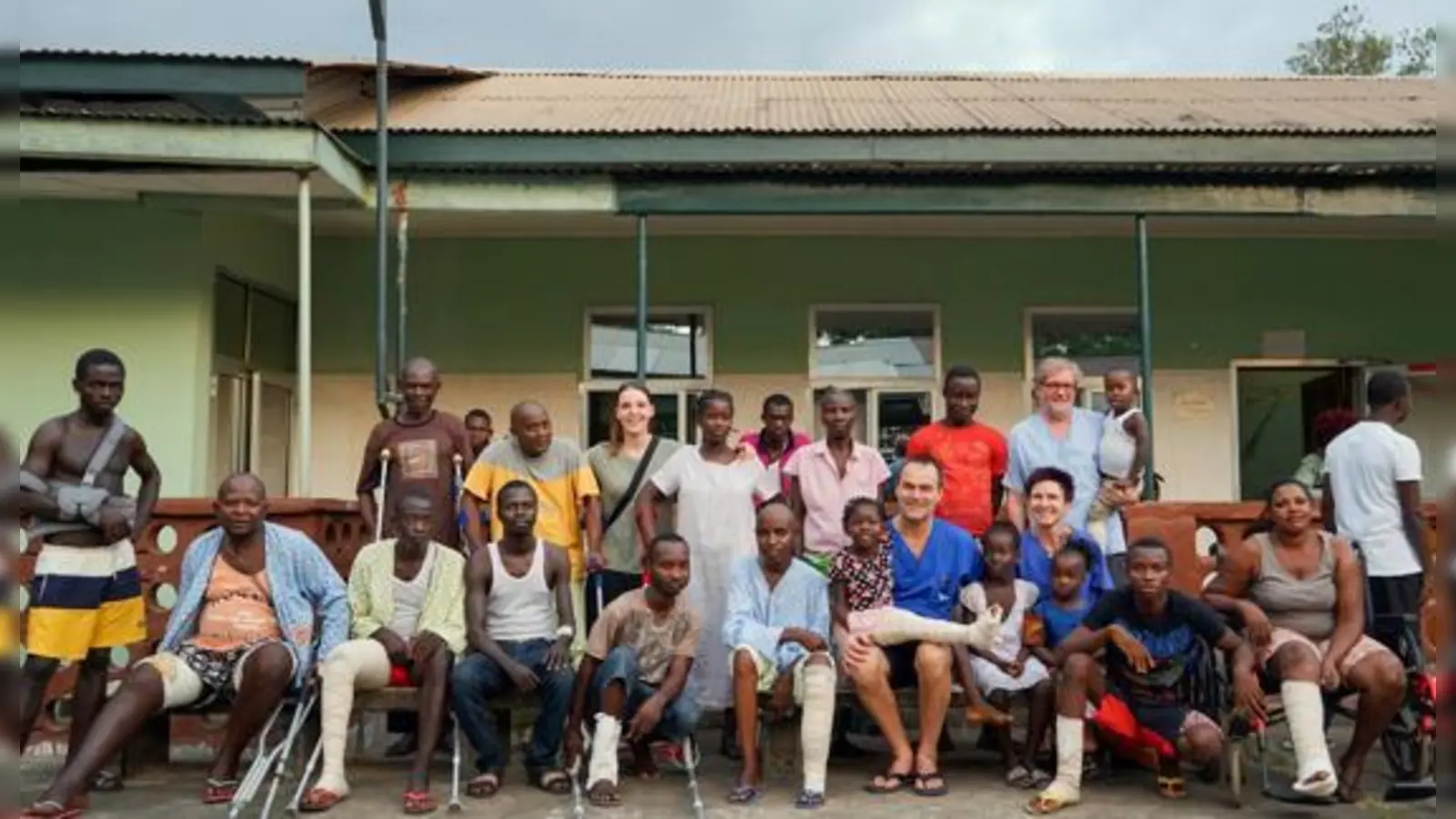 Glückliche Patienten mit professionell operierten Knochenbrüchen in Sierra Leone dank Kreisklinik Ebersberg. 	 (Foto: kk)