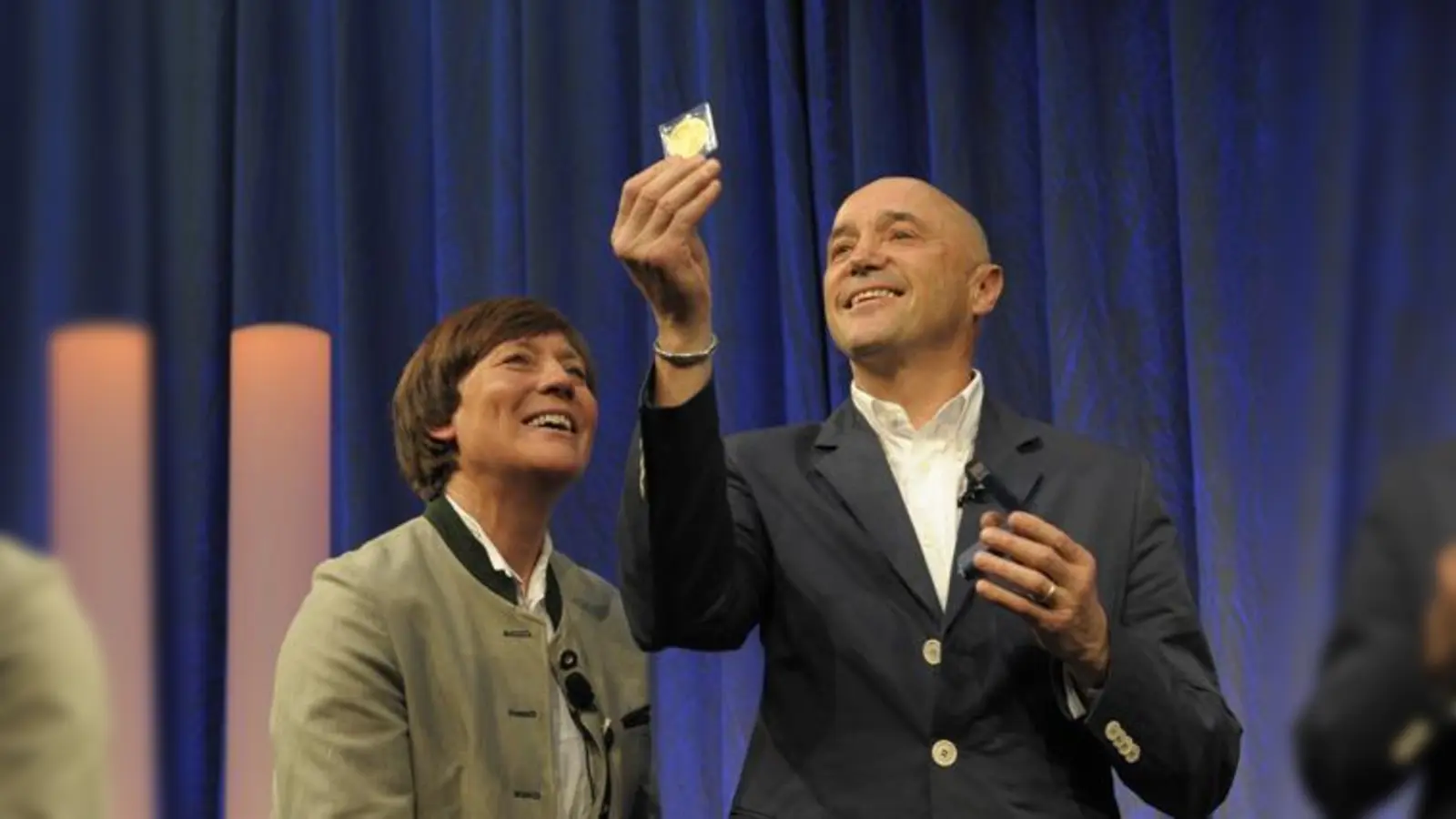 Rosi Mittermaier und Felix Neureuther wissen, wie sich eine Goldmedaille anfühlt. 	 (Foto: SSKM)