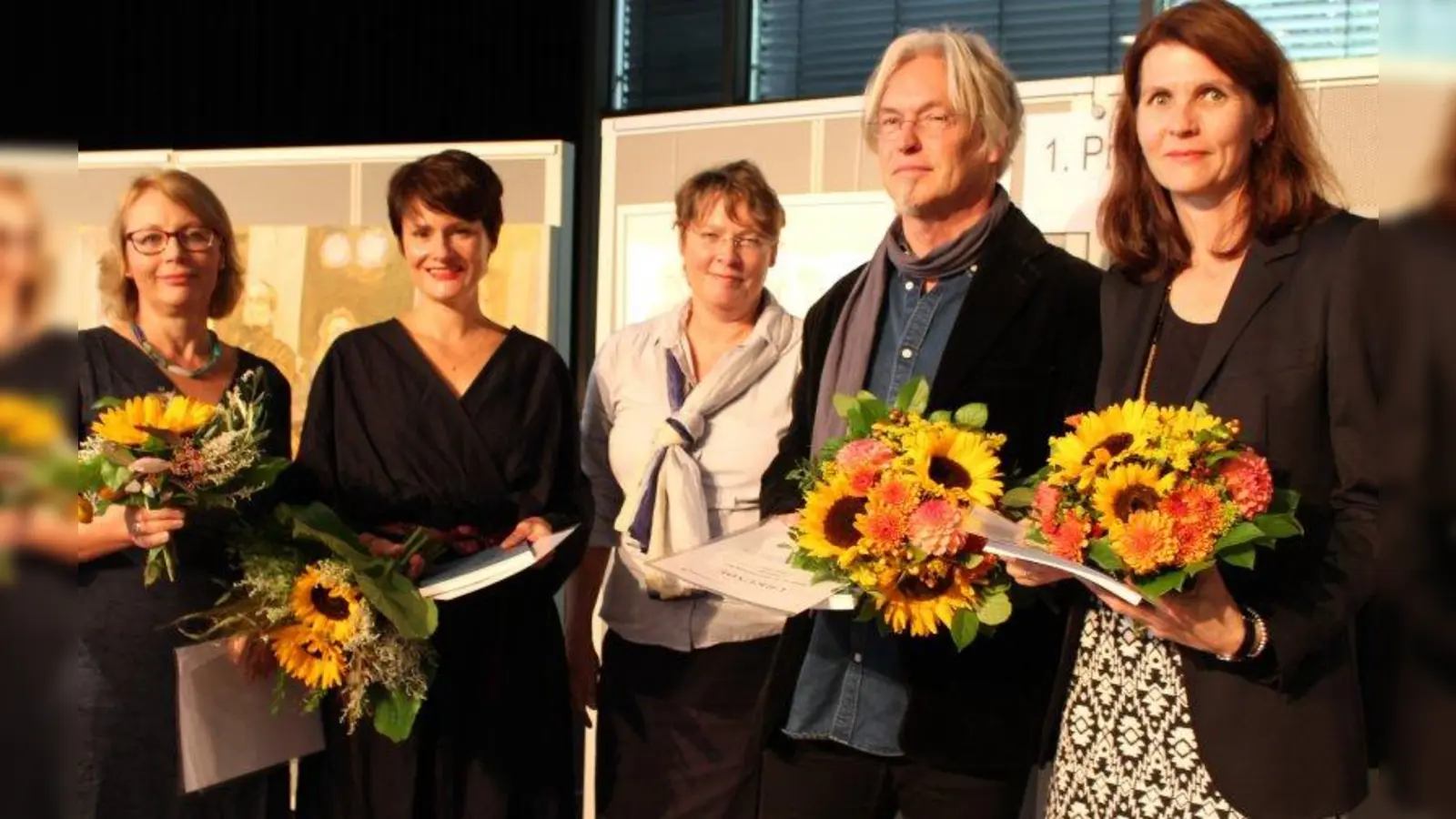 Die Preisträger des Starnberger Kunstpreis für Malerei v.l. Martina B'shary (Anerkennungspreis), Stefanie Pietsch (1. Preis), Annette Kienzle (Leiterin Kulturamt Starnberg), Frederic Dieter Stein (2. Preis) und Birgit Rörig (3. Preis). (Foto: L. Choi)