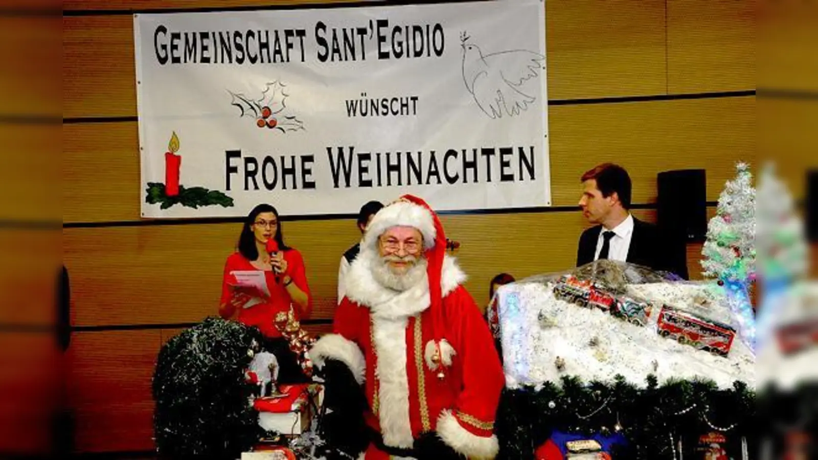 An Weihnachten trafen sich alte Menschen, Obdachlose und Flüchtlinge zum gemeinsamen Mahl  und der Nikolaus war auch dabei. 	 (Foto: Andreas Heiss)