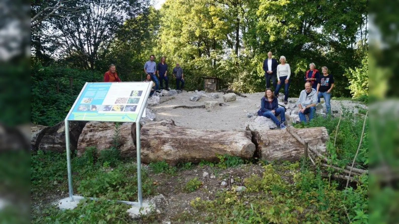 Die Initiatoren des Sandariums freuen sich über die neue Nistfläche für Wildbienen. (Foto: pst)