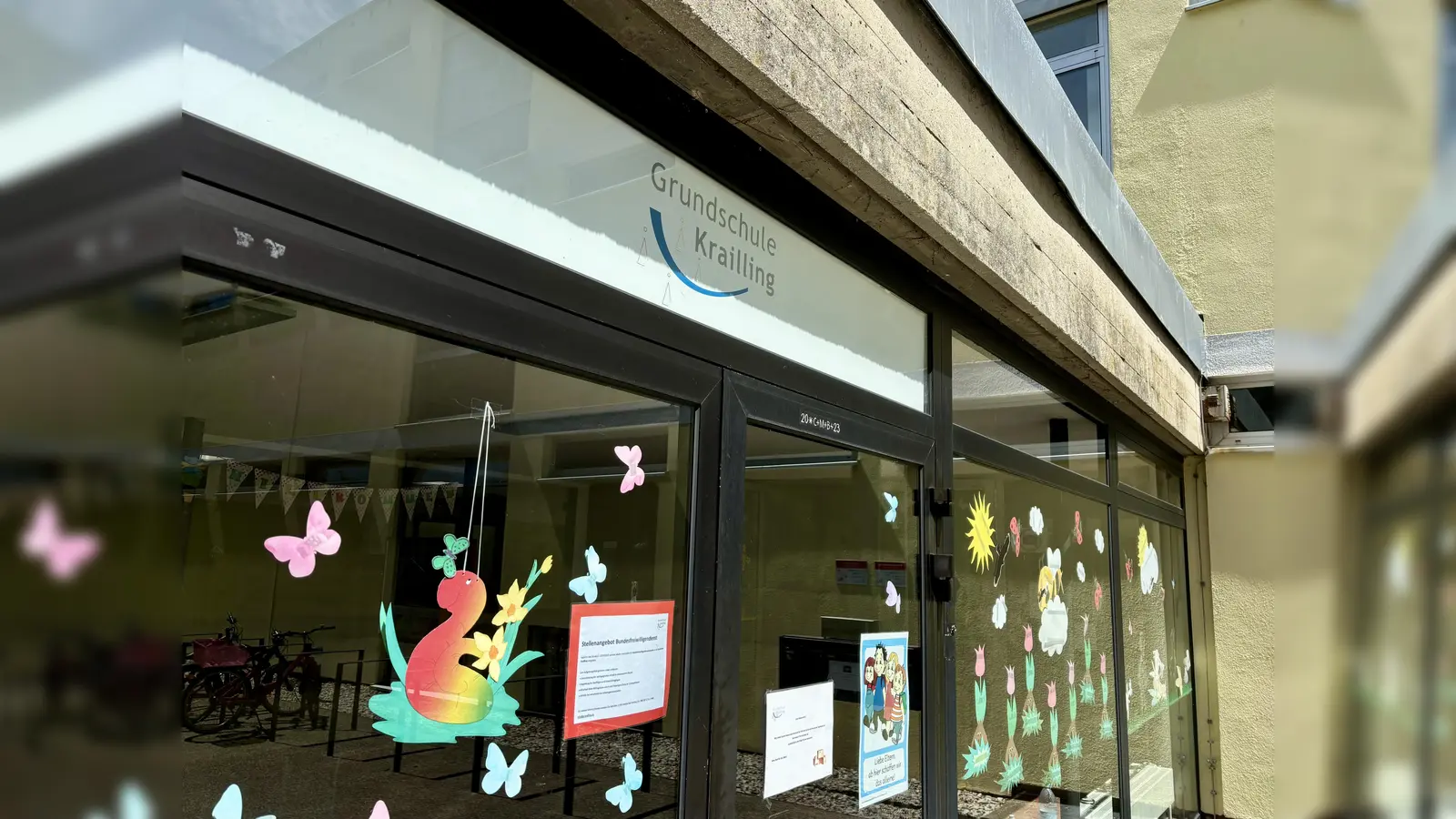 Die Kraillinger Grundschule ist sanierungsbedürftig. Die defekte, nicht mehr reparable Pelletheizung wird im kommenden Winter durch eine Mobilheizung mit Gas ersetzt. Parallel plant die Gemeinde ein neues Heizungssystem. (Foto: Ulrike Seiffert)