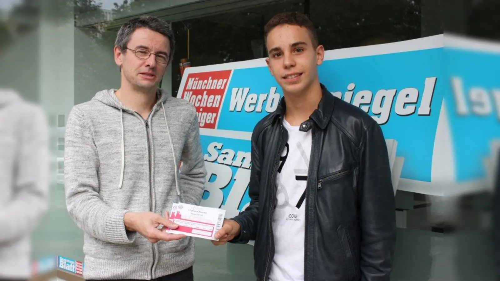 Younes Hani (l.) erhielt von Chefredakteur Johannes Beetz Bayern-Karten für das Spiel gegen Hannover 96. (Foto: eis)