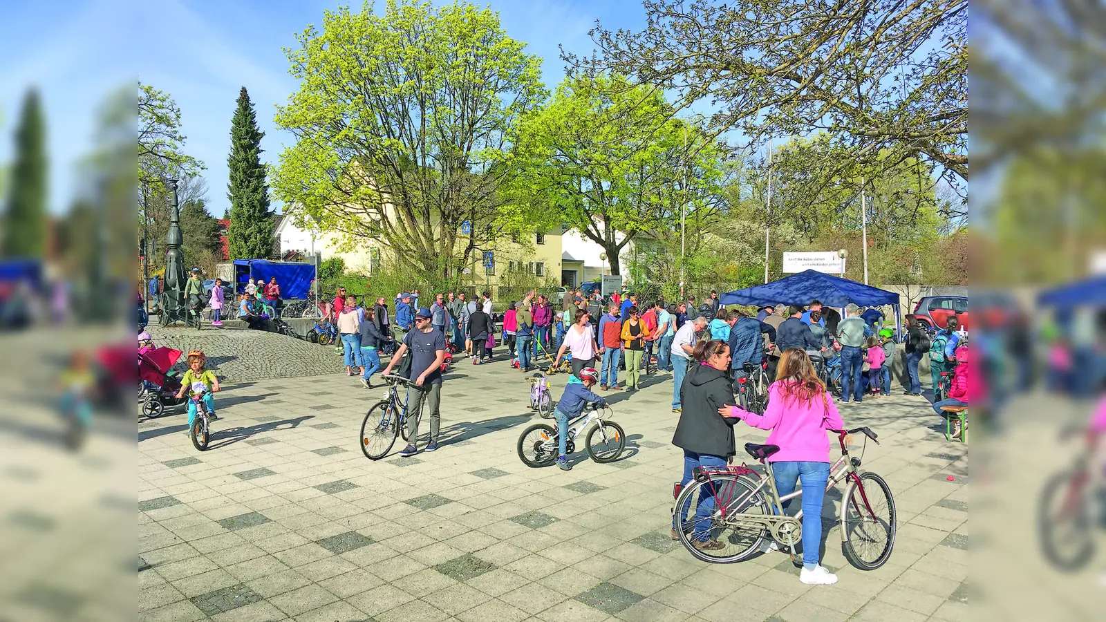 Traditioneller Radlbasar vor der Peslmüllerschule am 22. April. (Foto: S.Pfleiderer)