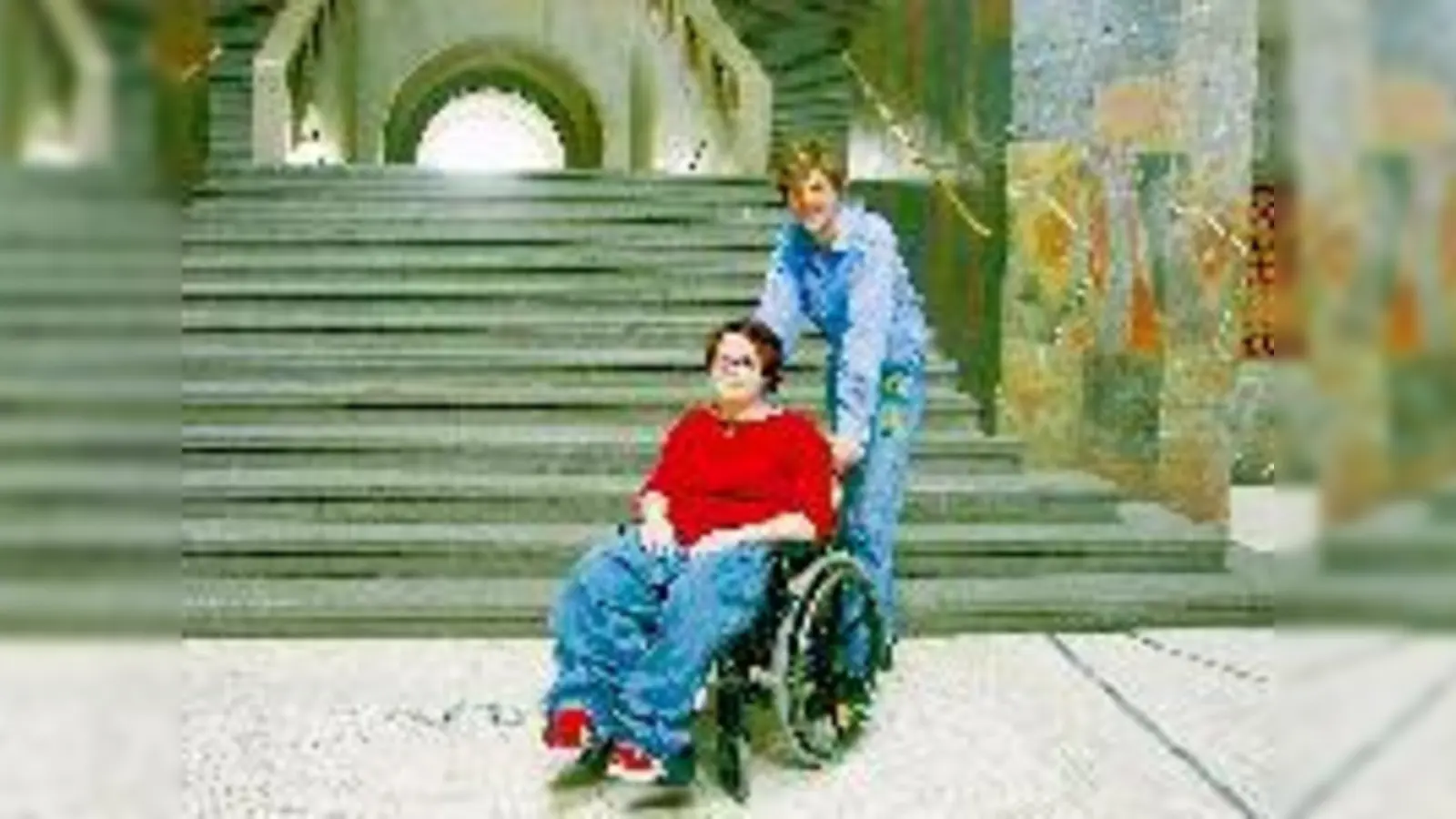 Dank »Uni-Zivi« Christopher überwindet Jasmin sogar die Schwierigkeiten im verwinkelten LMU-Hauptgebäude.	Foto &amp;  (Text: rme)