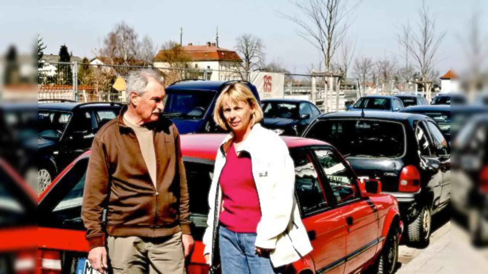 Anwohner Otmar Bergwinkl zeigt BA-Chefin Stephanie Hentschel die Verkehrsprobleme in der Karpfenstraße.	 (Foto: mst)