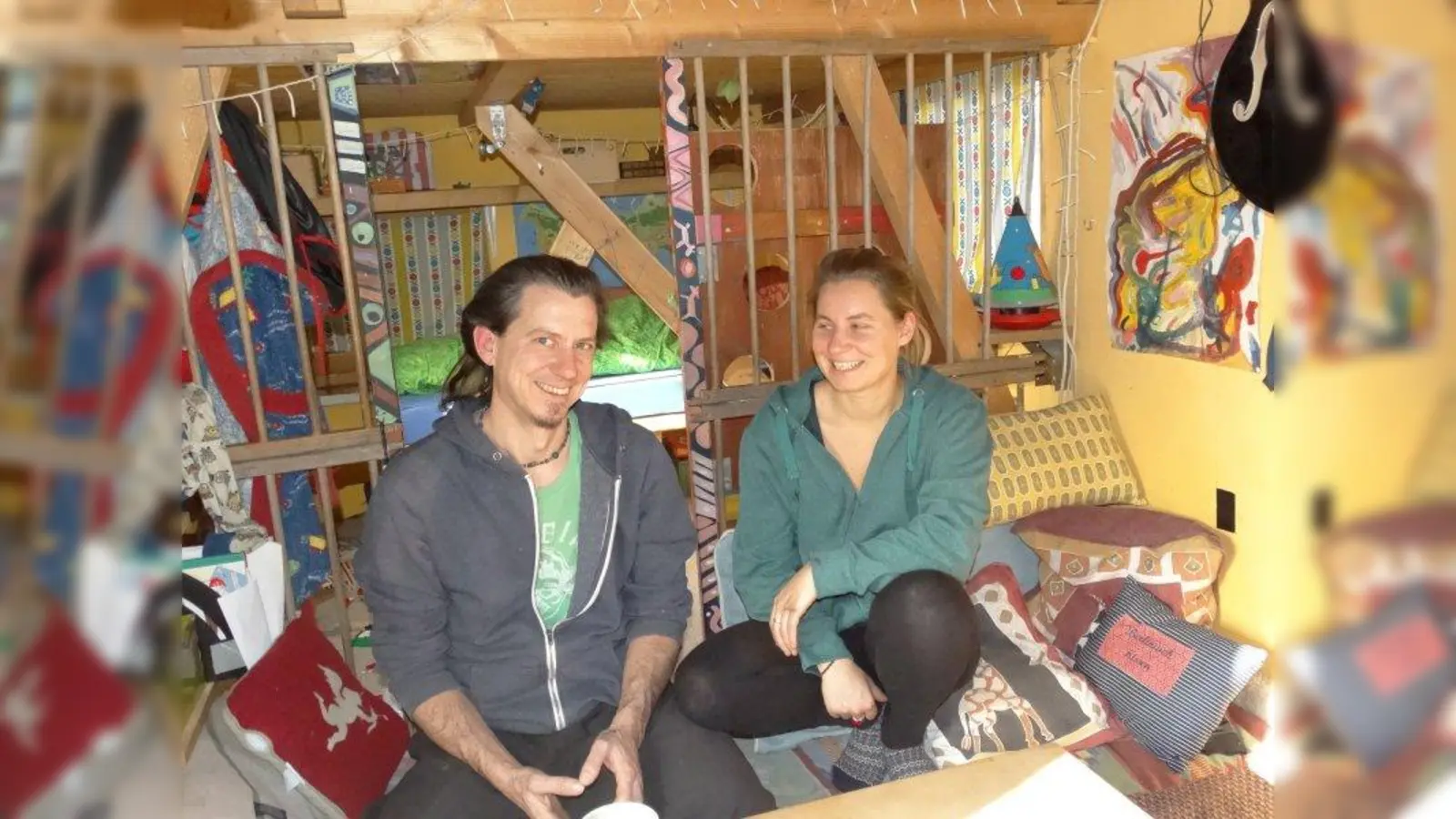 Martin und Sarah in ihrem Bauwagen. Es ist klein und kuschelig warm. (Foto: tab)