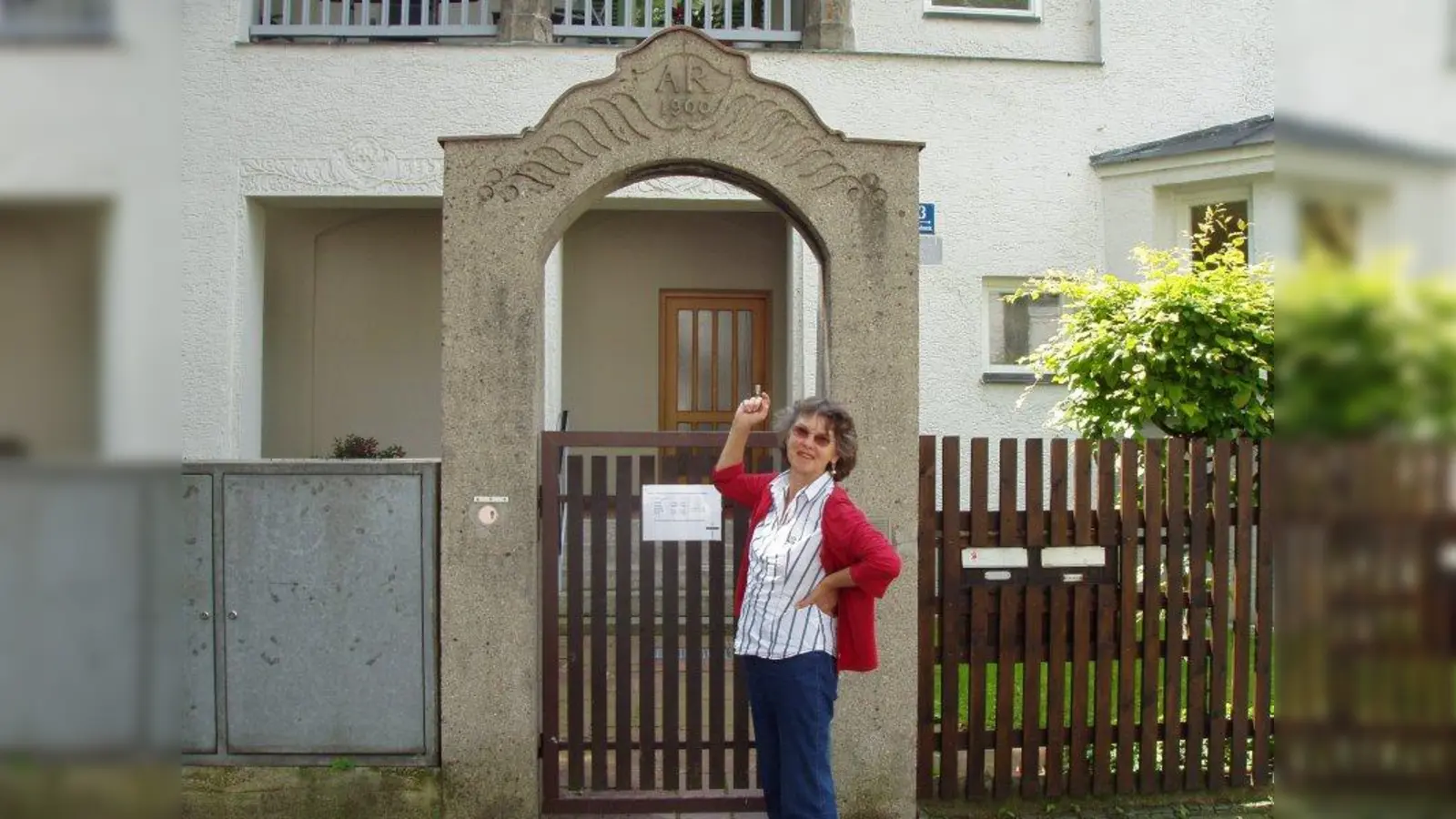 Angela Scheibe-Jaeger vor dem für Anton Riemerschmid erbauten Haus (Foto: privat)