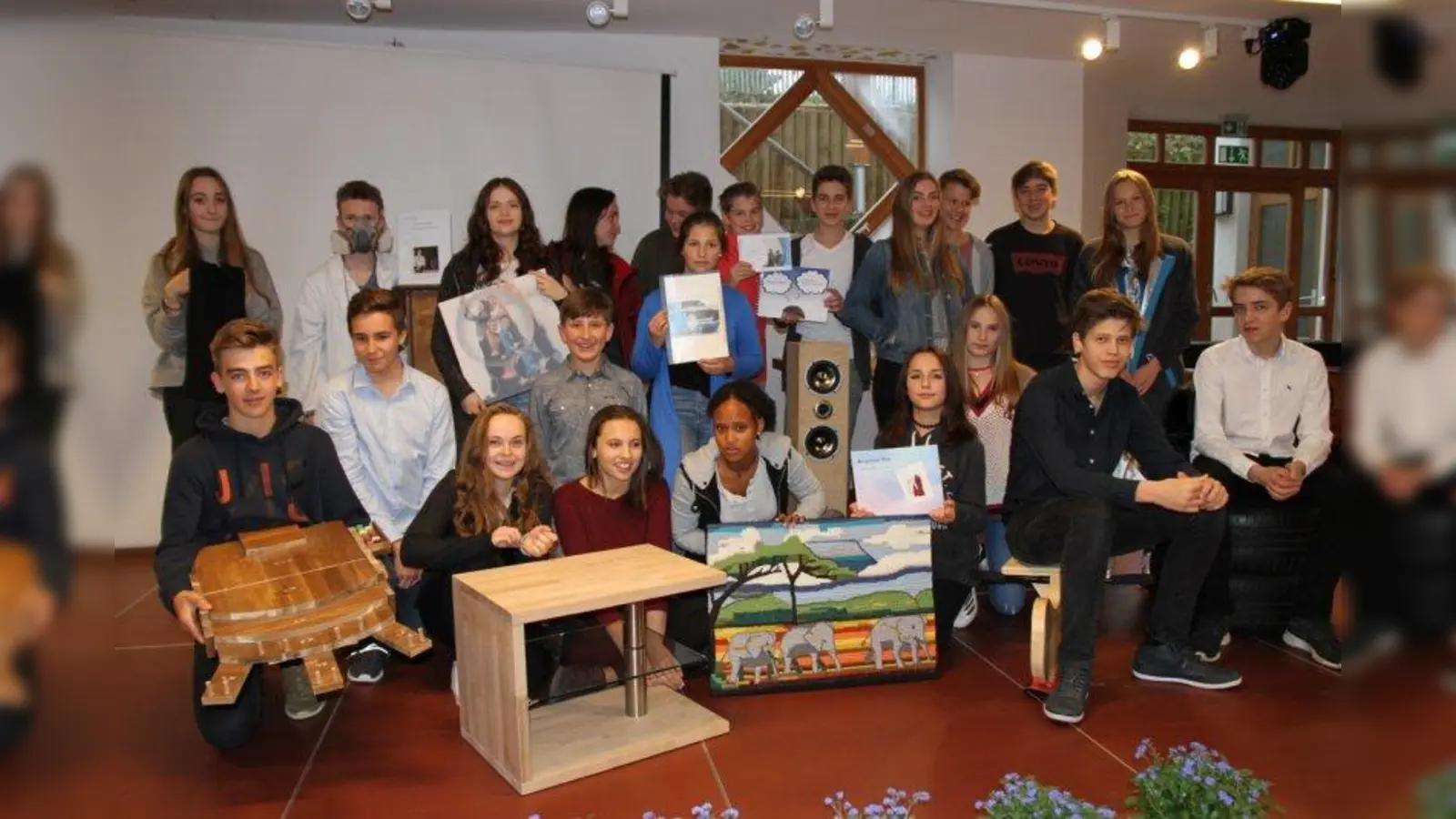 Sie schraubten, tüftelten und malten an ihren Hausarbeiten - die Achtklässler der Montessori-Schule Starnberg stellten vergangenen Freitag ihre Werke aus der Hausarbeit vor. (Foto: Montessori)