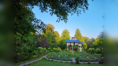 Schöne Ein- und Ausblicke bietet die Roseninsel im Starnberger See. Auf dem Bild ist der Rosengarten mit der Inselvilla, dem Casino, zu sehen. Ludwig II. empfing dort ausgewählte Gäste. (Foto: © Bayerische Schlösserverwaltung)