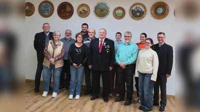Alfred Reiner, Sylvia Aschbichler, Rudi Horra, Heike Fleischhauer, Max Straucher, Sepp Gibis, Lenz Aschbichler, Janina Burgmair, Markus Richter, Lisa Ban, Janine Richter, Wolfgang Hörl (v. l.) (Foto: Frei-Glück Schwabhausen)