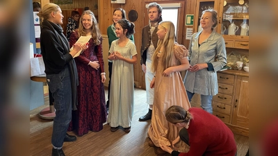 Theatercoach Sophie Hechler (li.) bespricht mit den Schauspielern ihre Rollen. Hinten li. ist Ulrike Roos. Auf dem Boden knieend steckt Brigitte Günczler einen Saum ab.  (Foto: pst)