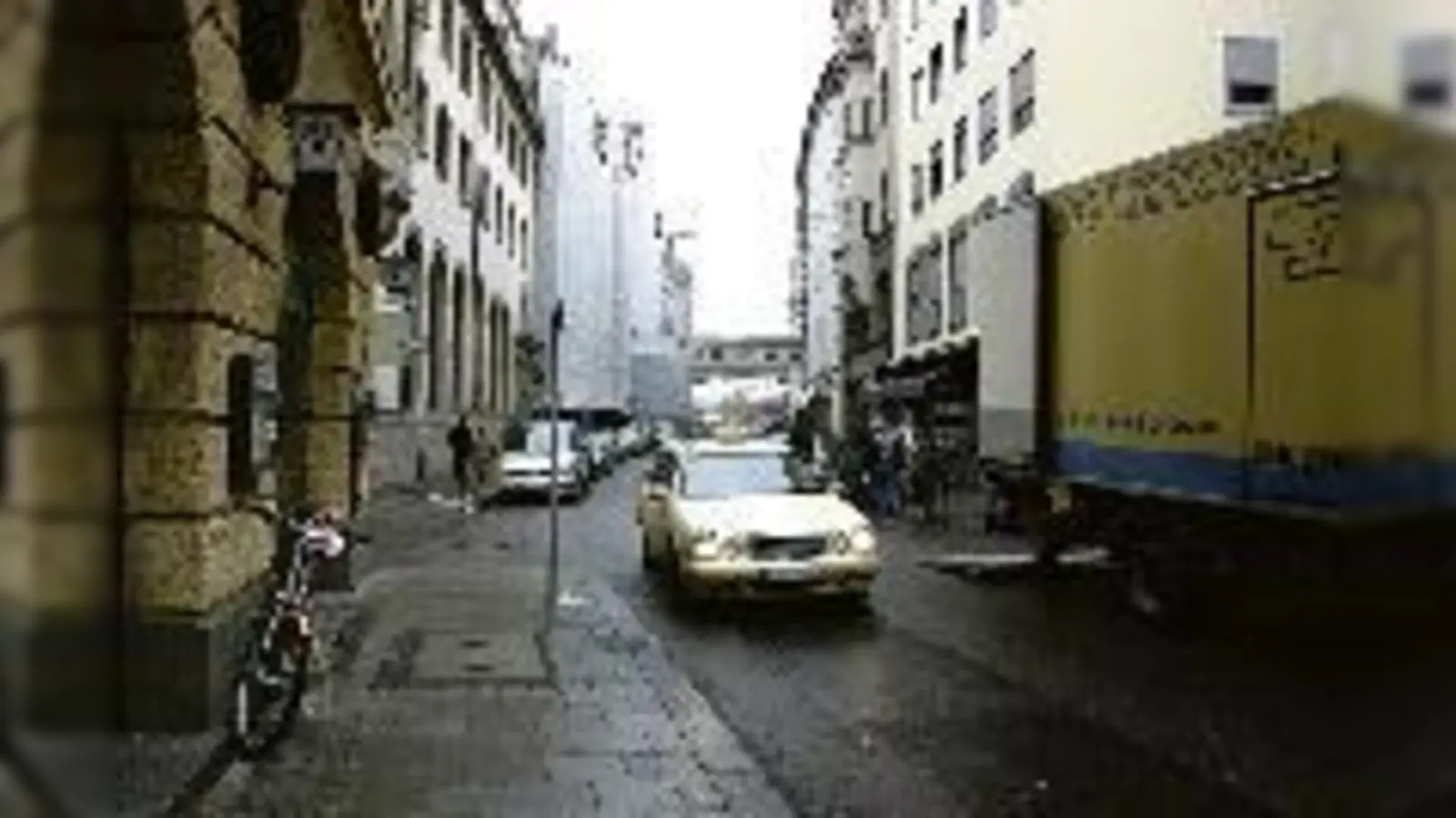 Lastwagen statt Taxen? Die Ladenbesitzer in der Innenstadt  wie hier in der Sparkassenstraße  fürchten den Bauverkehr der S-Bahn-Stammstrecke. 	 (Foto: els)