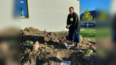 Die Künstlerin Judith Egger entlässt die ersten Gäste in das weltweit erste 5-Sterne-Wurmhotel in Schönbrunn. (Foto: Frömer)