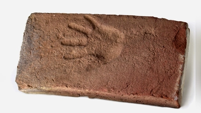 Kinderarbeit war Alltag im Bayern des 19. Jahrhunderts: Ziegel mit Abdruck einer Kinderhand. (Foto: Heimatmuseum Vilsbiburg)