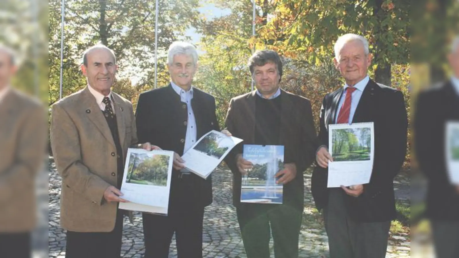 Präsentieren den Jubiläumskalender 2013 (v. l.): Albert Aigner, Herbert Schreier, Stefan Bottler und Peter Benthues. 	 (Foto: sl)
