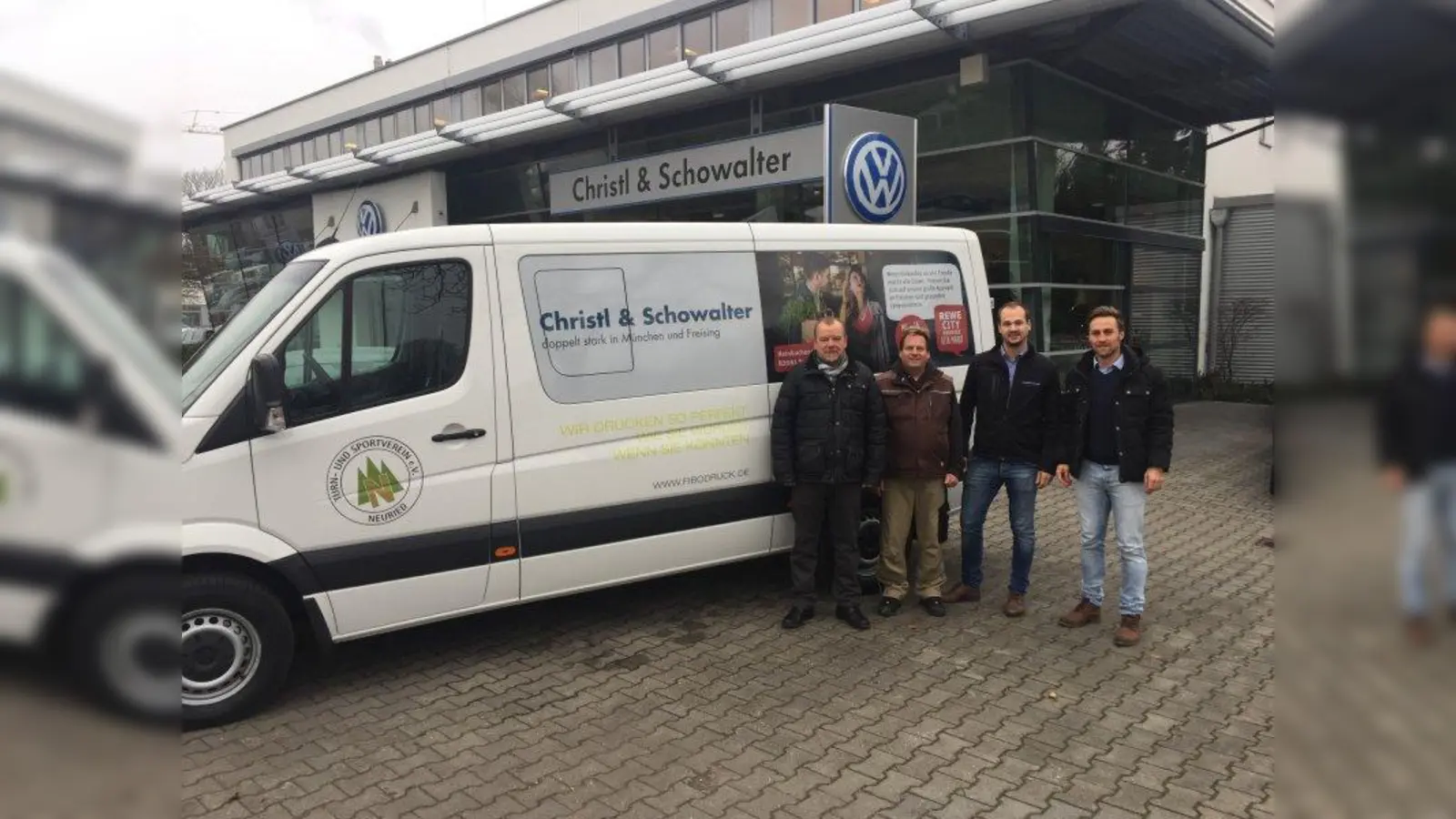 Übergabe des neuen VW Crafters (von links) an den TSV Neuried: Manfred Ludwig (Finanzleiter C&amp;S), Günther Endhart (Fuhrpark-Manager TSV Neuried), Maximilian Glaser (Verkauf C&amp;S), Christopher Utz (Geschäftsführer TSV). (Foto: TSV)
