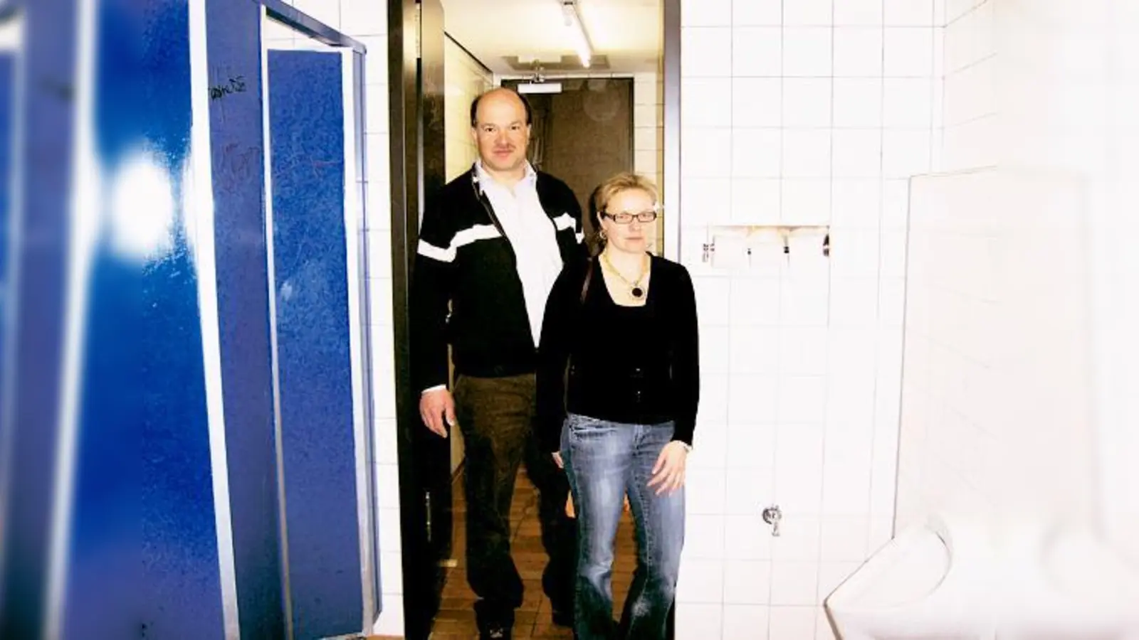 Gregori Serafim, Vorstand des Elternbeirats, und Karin Ruscher vom Förderverein der Grundschule fordern die Sanierung der Toiletten. 	 (Foto: Delgado)