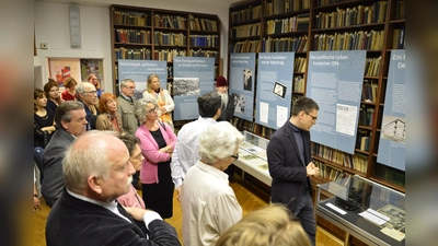 Blick in die Ausstellung "Verschleppt, geflohen, vertrieben" in der Tolstoi-Bibliothek, die dort noch bis 28. Februar zu sehen ist. (Foto: Georg von Welser/Tolstoi-Bibliothe)