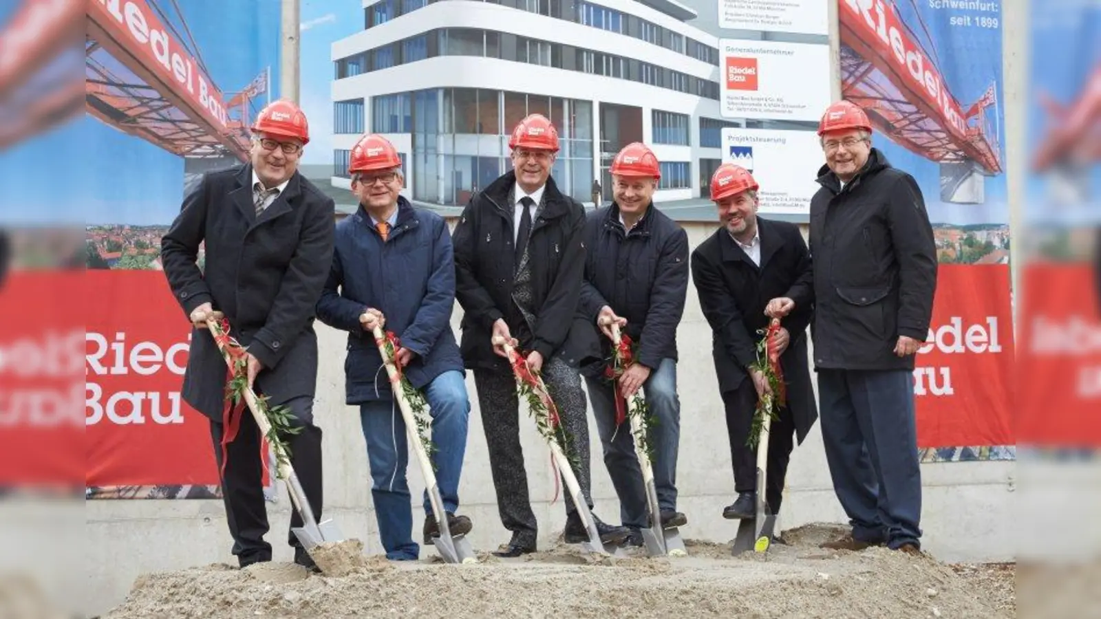 Sie setzten den ersten symbolische Spatenstich (von links): Dipl.-Ing. Karl-Heinz Rüth, Vorstand Riedel Bau, Dr. Rüdiger Schott, Vizepräsident BLZK, Christian Berger, Präsident BLZK, Rainer Gaessl, Projektsteuerer, Dipl. Volkswirt Stephan Grüner, kaufmännischer Geschäftsführer BLZK und Peter Knüpper, Hauptgeschäftsführer BLZK. (Foto: BLZK)